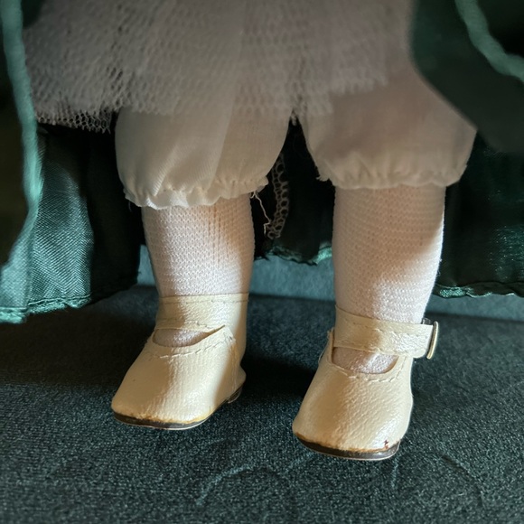 👀 HUGE SALE ACCENTS OCCASIONS 2000 AUTHENTIC COLLECTIBLE EDITION PORCELAIN DOLL - Picture 5 of 9